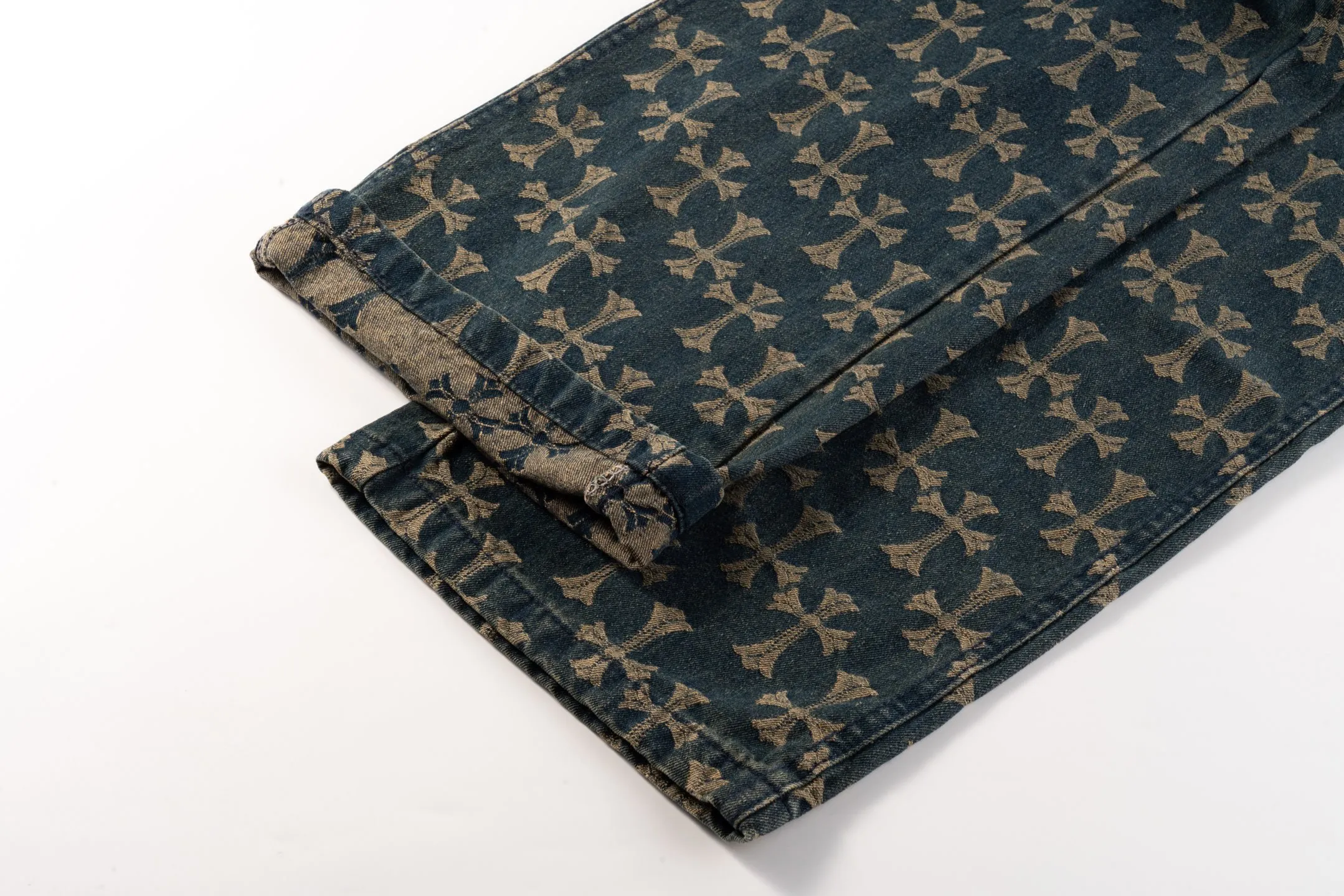 P220 Chrome Hearts｜Chrome Hearts CH all-over printed jacquard bootcut jeans - 2024 autumn new product, the same style as the Internet celebrity star's cross-printed jeans, with unique cross design elements and all-over printing, full of design sense. It is made of 100% denim cotton fabric with heavy coarse yarn count, which ensures a stiff and tough silhouette while being soft, comfortable and breathable. The lapel is designed with silver buttons and is full of texture.  The classic dark yellow cross logo is all over the pants. They are generous and full of personality without being exaggerated. They are perfect for spring and summer!    Custom hardware! Same style for couples!  Three standards are complete, the same style for men and women, non-market ordinary version, feel free to compare and the quality is absolutely guaranteed. Style number: 1652# Color: blue Size: S-XXL (28-36)